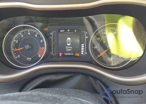 2015 Jeep Cherokee Latitude z USA, uszkodzony, nr VIN 1C4PJMCS1FW610169